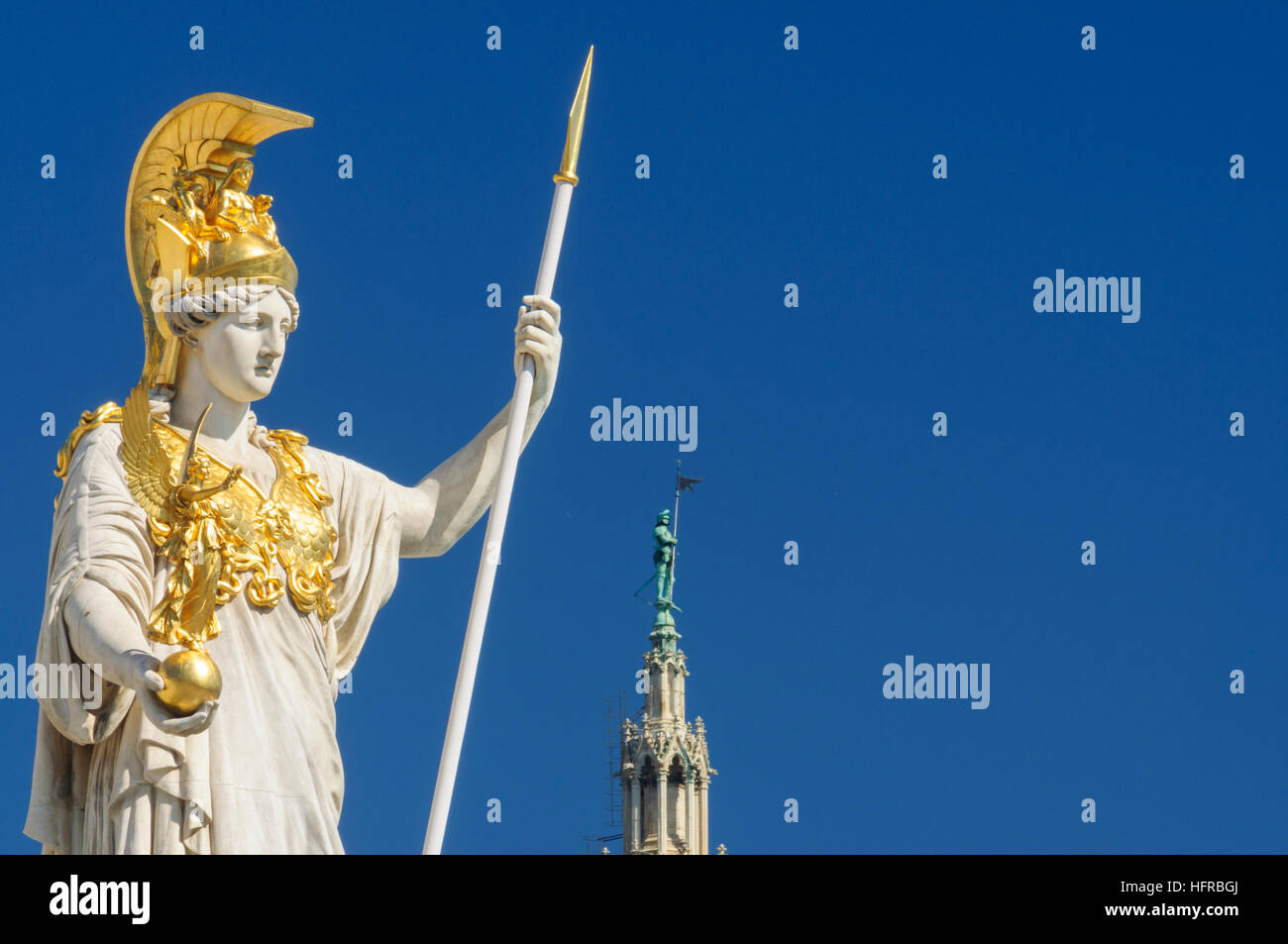 Wien, Wien: Pallas Athene Statue vor dem Parlament Gebäude, hält Nike in der rechten Hand, Rathausturm, Wien, Österreich Stockfoto