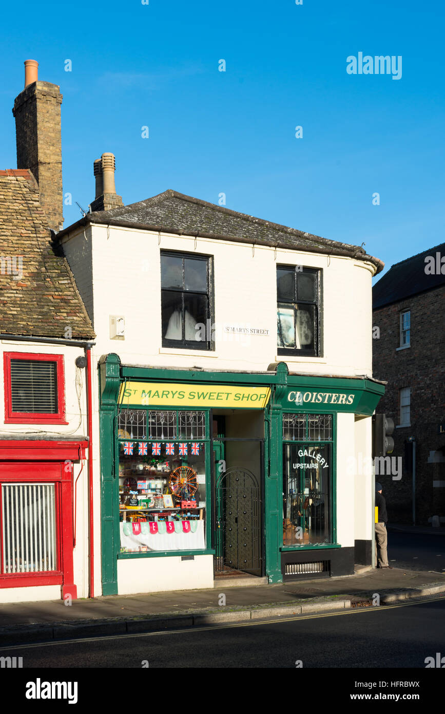 Malerische kleine Geschäfte in der historischen Stadt Ely, Cambridgeshire, Großbritannien. Stockfoto