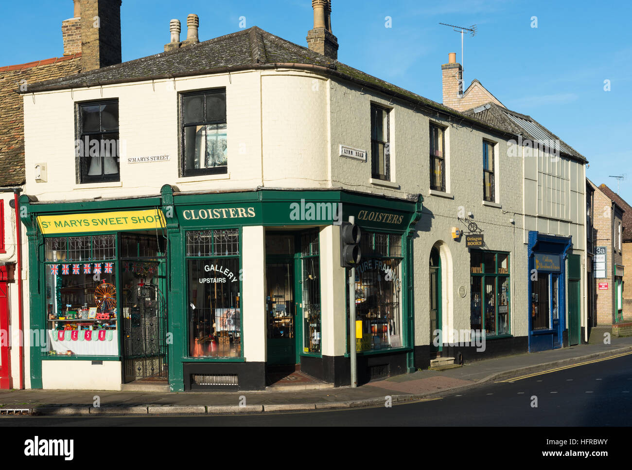 Malerische kleine Geschäfte in der historischen Stadt Ely, Cambridgeshire, Großbritannien. Stockfoto
