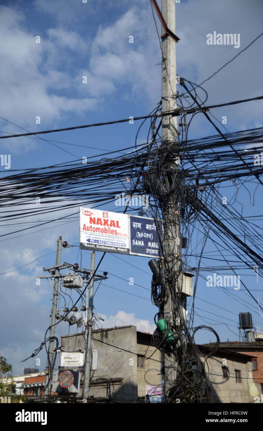 Typische Gemeinkosten Stromkabel auf einer Straße in Kathmandu, Nepal, Asien. Stockfoto