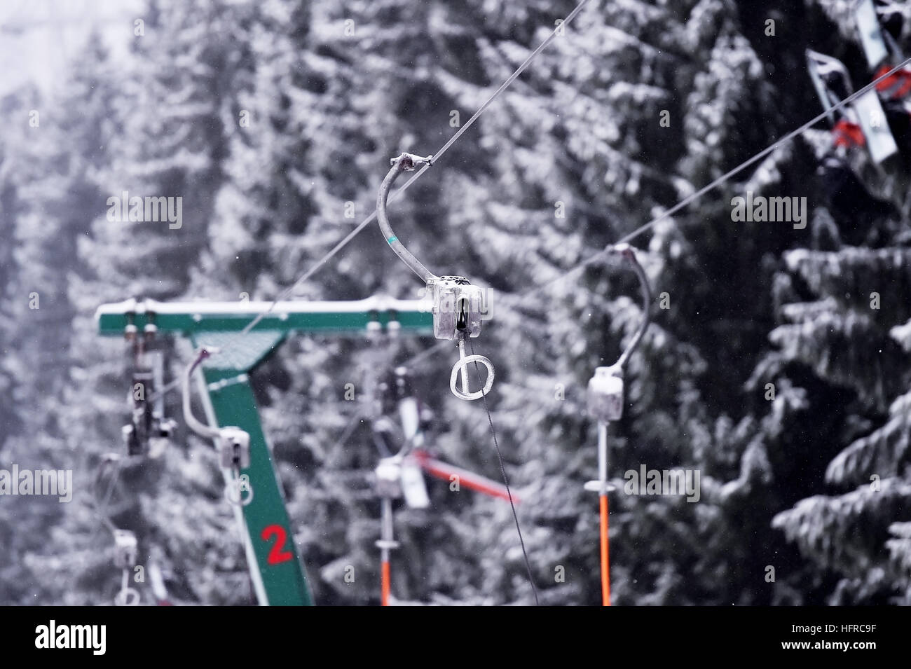 Leere Skilift Kabel in einem Skigebiet bei Schneefall Stockfoto