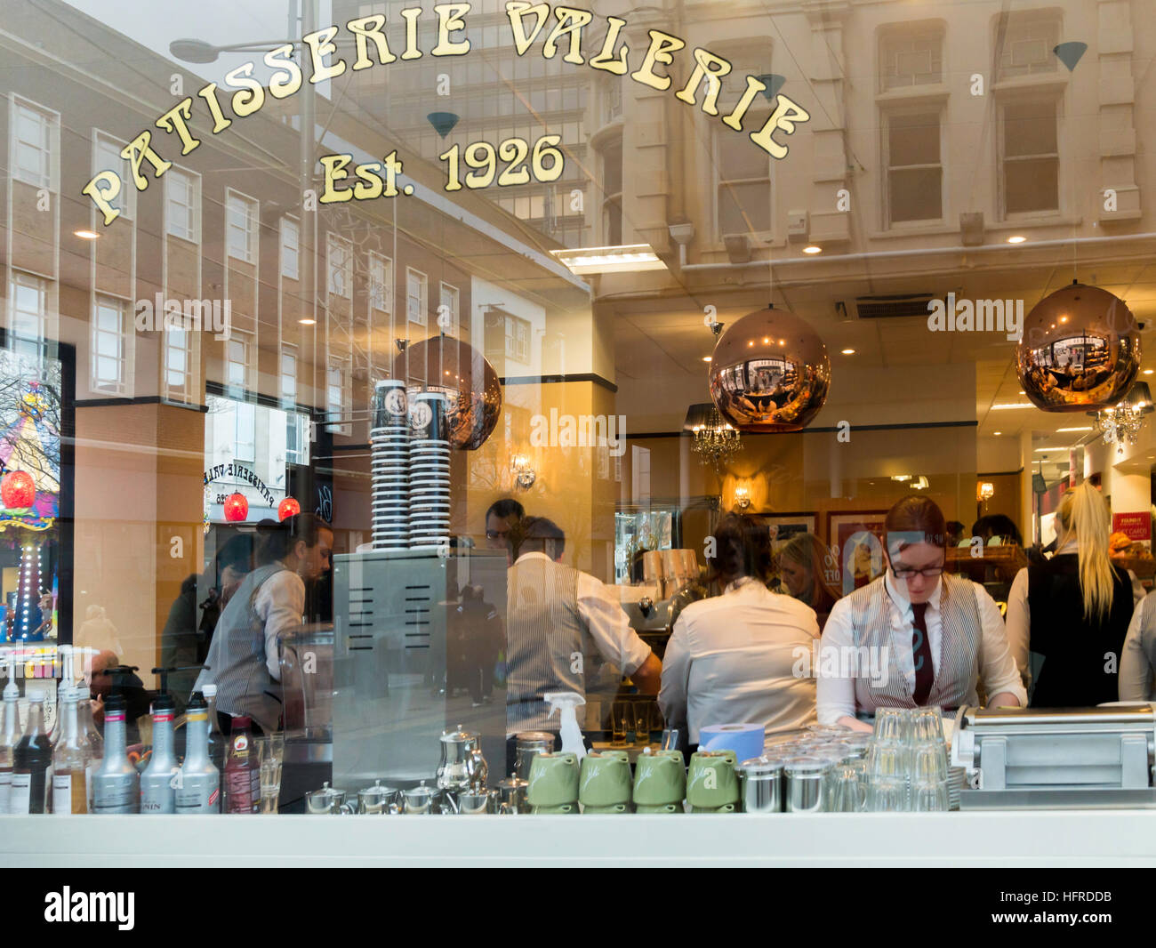 Catering-Personal bei der Arbeit gesehen durch das Fenster der Patisserie Valerie in Middlesbrough Stockfoto