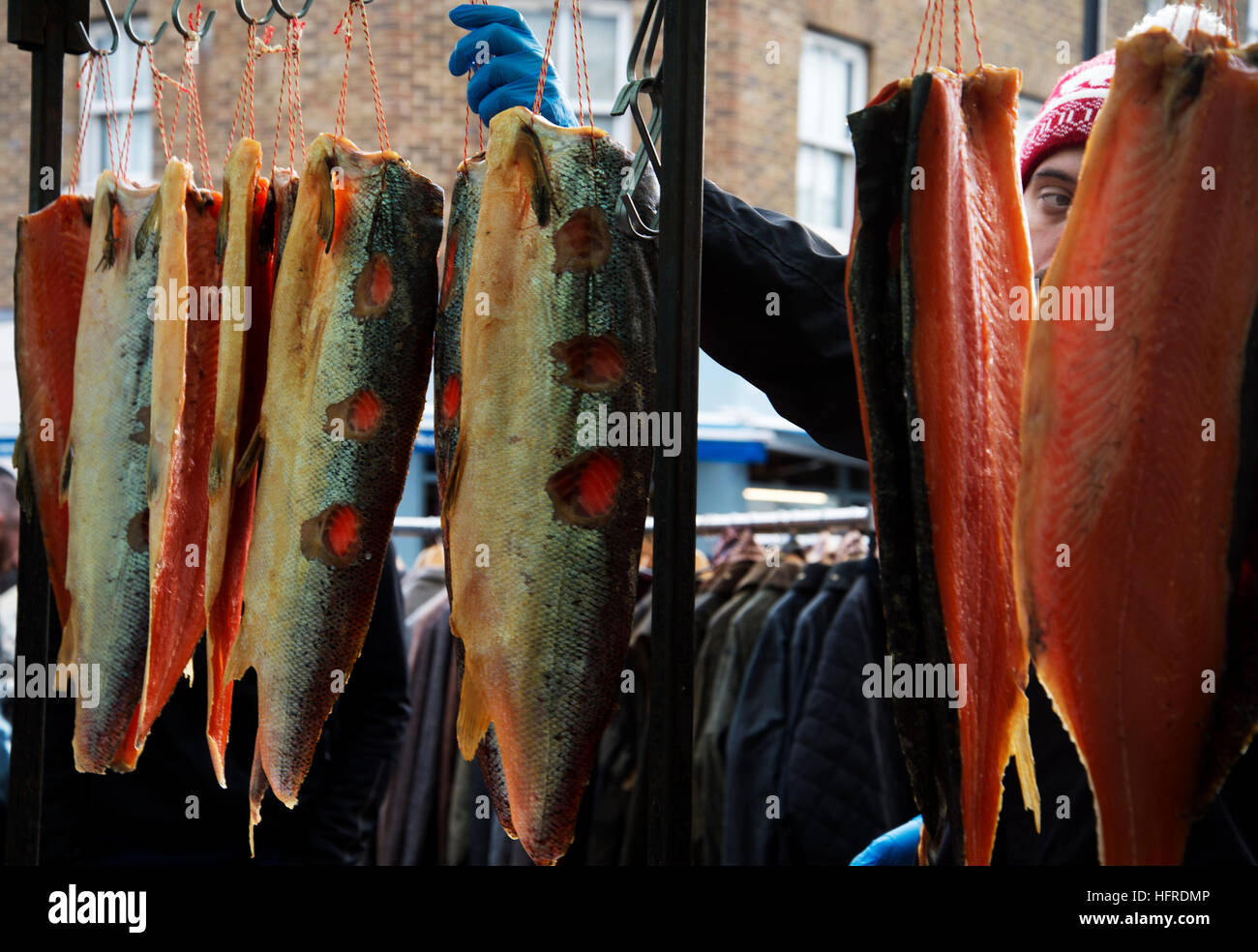 Hackney. Broadway-Markt. Geräucherter Lachs auf Verkauf. Stockfoto