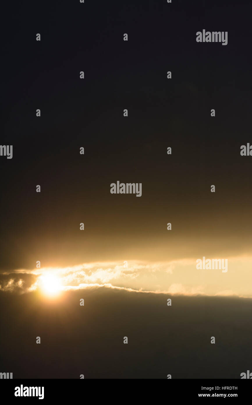 : die Sonne bricht durch dunkle Wolken Wolke Himmel, Österreich Stockfoto