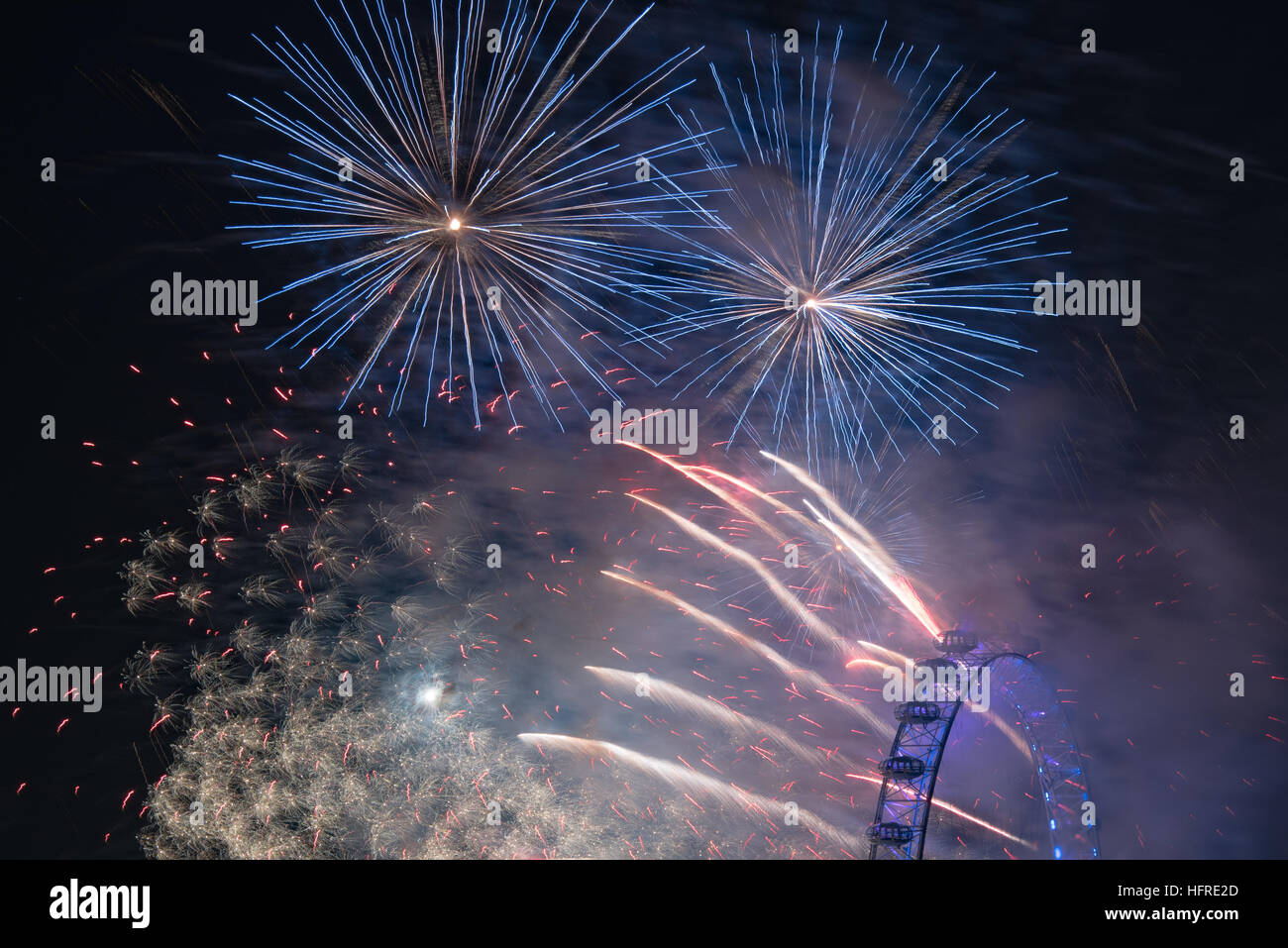 Sternschnuppen London Eye South Bank Feuerwerk Silvester 2016 Silvester in London Stockfoto