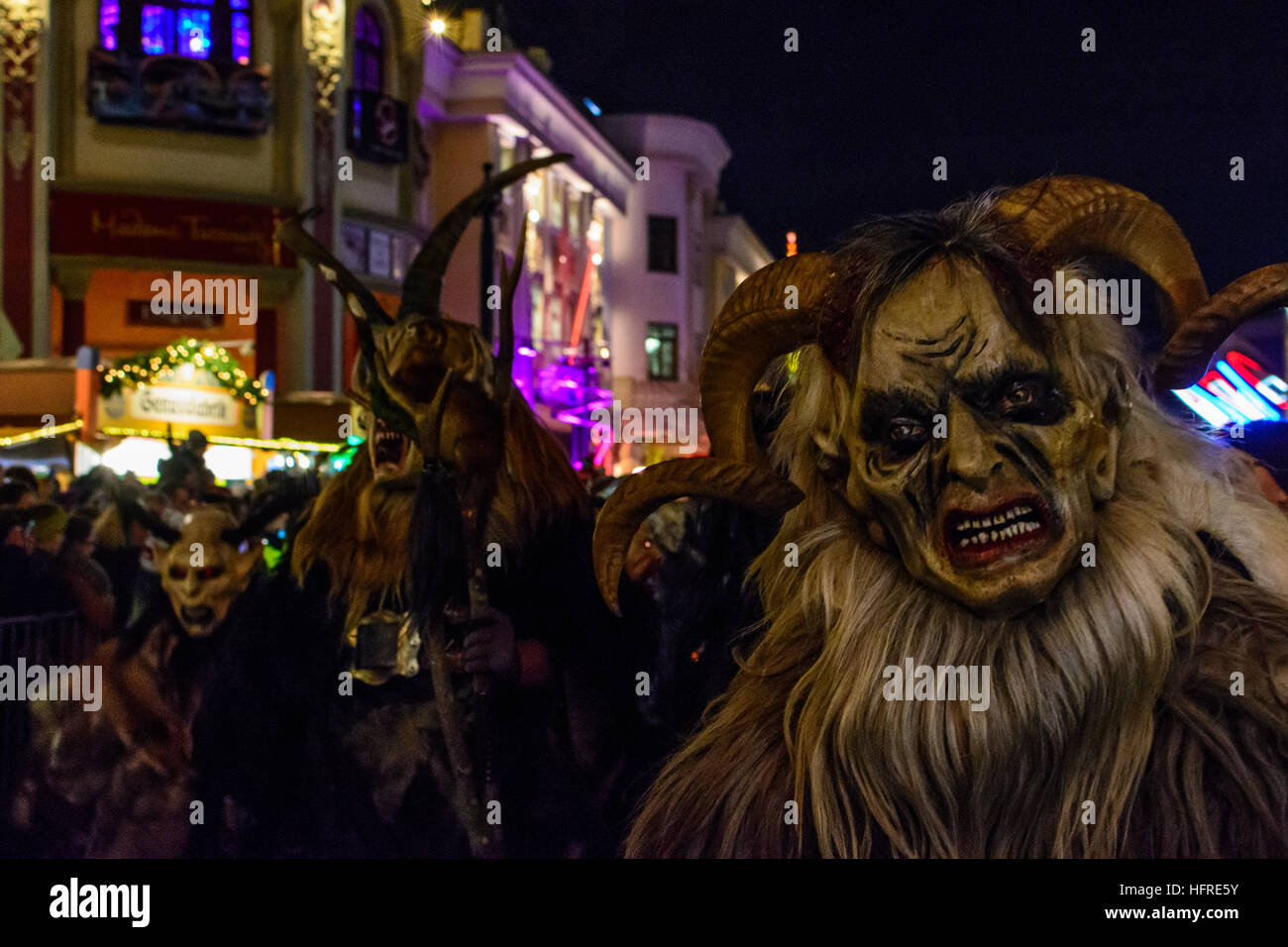 Wien, Wien: Maske Prozession Perchtenlauf (Perchten laufen) mit Krampus im Prater, Wien, Österreich Stockfoto