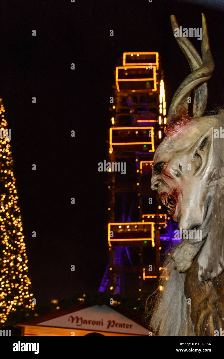 Wien, Wien: Maske Prozession Perchtenlauf (Perchten laufen) mit Krampus im Prater, Weihnachtsmarkt, Riesenrad, Wien, Österreich Stockfoto