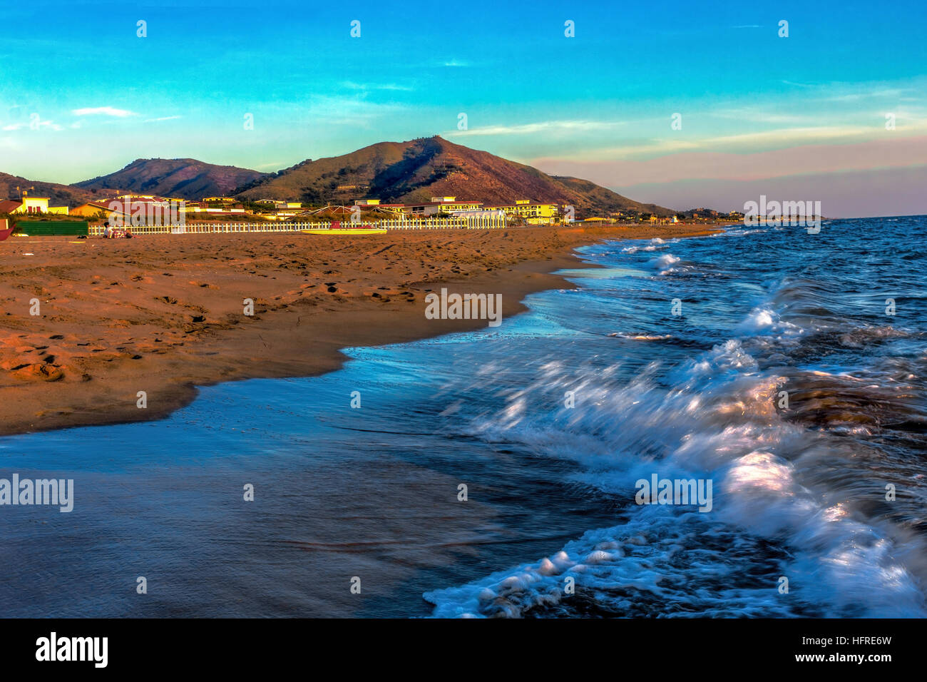 Sonnenuntergang über dem Meer von Baia Domizia, Italien Stockfoto