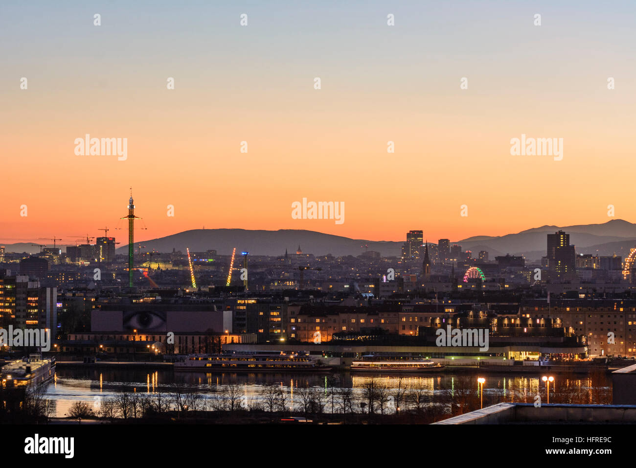 Wien, Wien: Prater Vergnügungspark, Riesenrad, Caroussel Highflyer Praterturm, Donau, Kreuzfahrt, Schiff, Moutain Wienerwald und Schneeberg, Wien, Aus Stockfoto