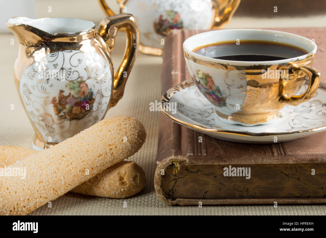 Morgen Kaffee und Kekse Savoiardi auf dem Tisch mit einem Vintage-Set von Gerichten aus der deutschen antike Porzellan des 19. Jahrhunderts Stockfoto