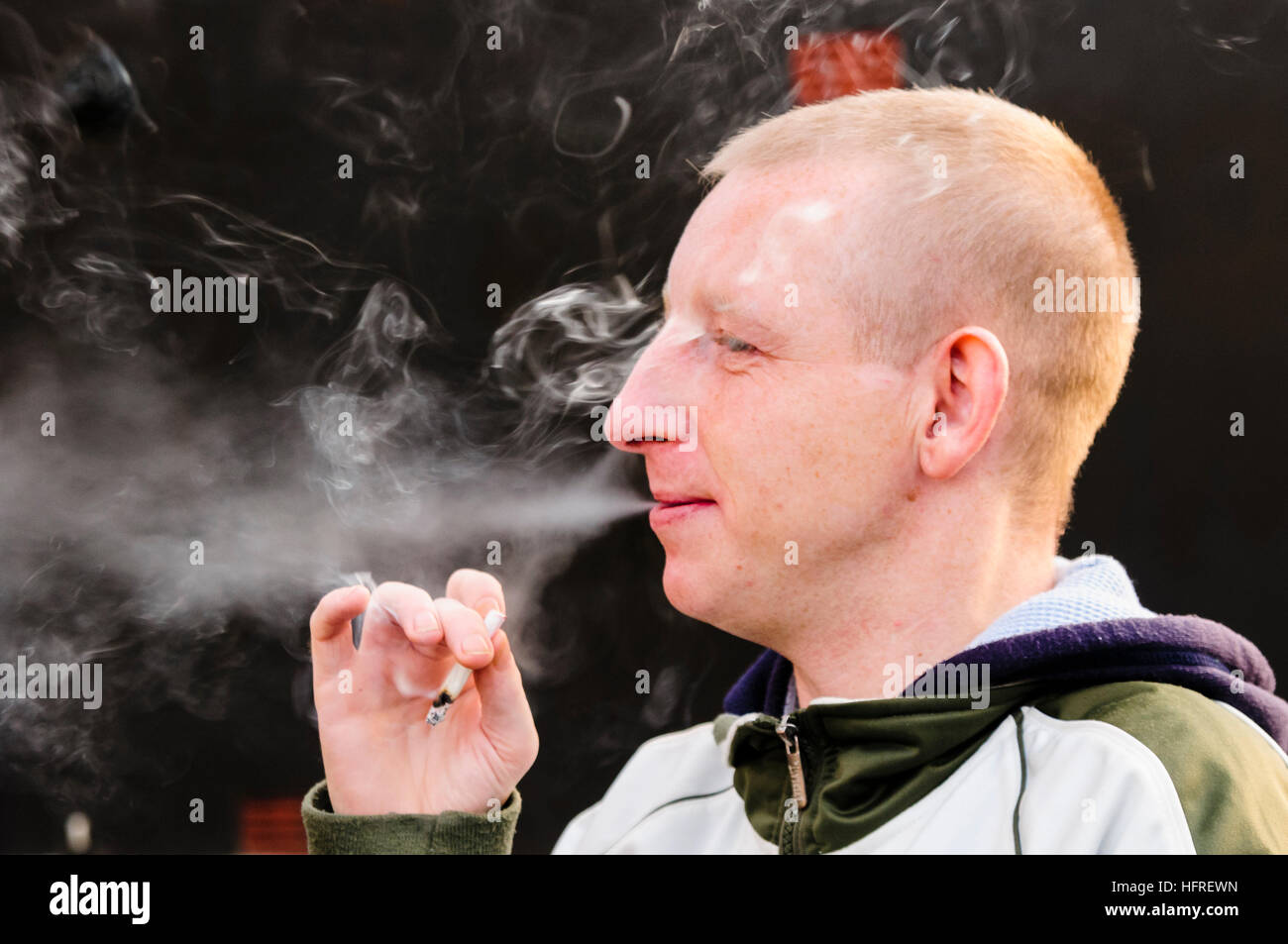 Ein junger Mann rauchen Marihuana gemeinsame Stockfoto