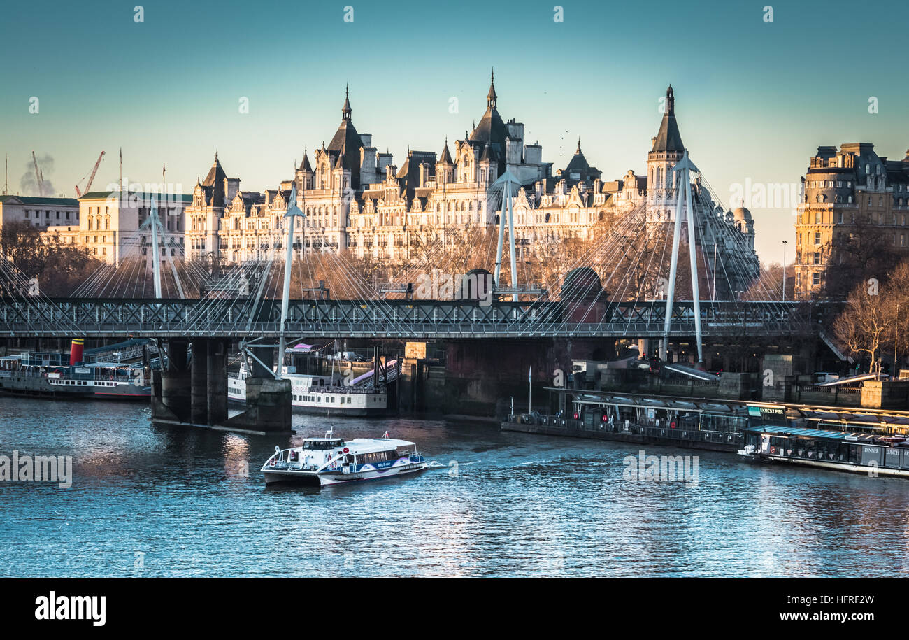Einen frühen Morgen Blick auf Whitehall Court und Hungerford Bridge von Waterloo Bridge Stockfoto