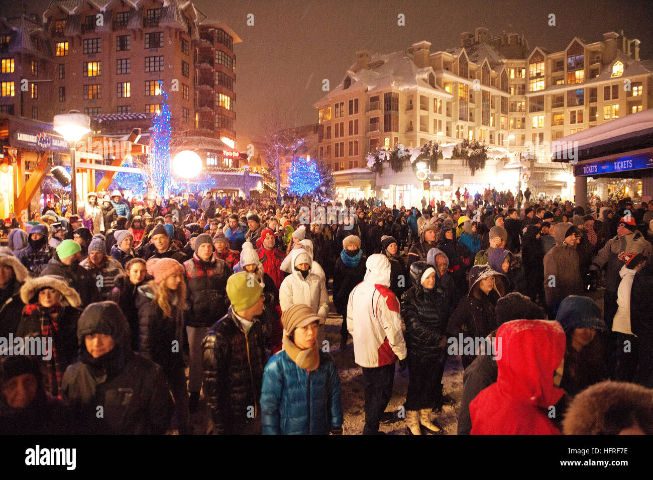 Massen zu nehmen in des neue Jahres Eve & Eis Feuershow auf der Skifahrer Plaza in Whistler Village. Whistler, BC, Kanada Stockfoto