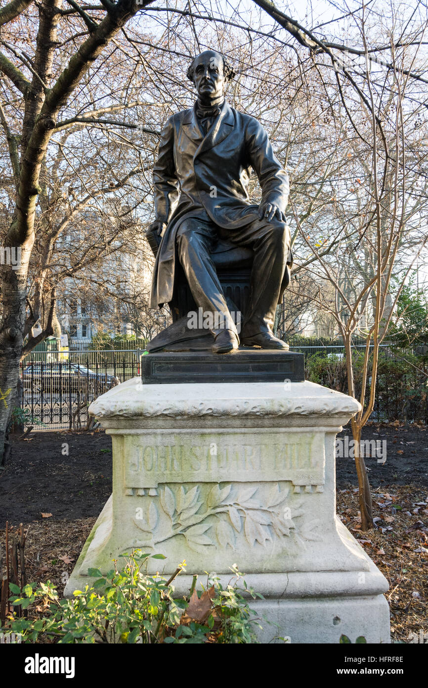 Statue des englischen Philosophen, politischen Ökonomen und Beamten, John Stuart Mill, von Thomas Woolner, in Temple Gardens, London, Großbritannien Stockfoto