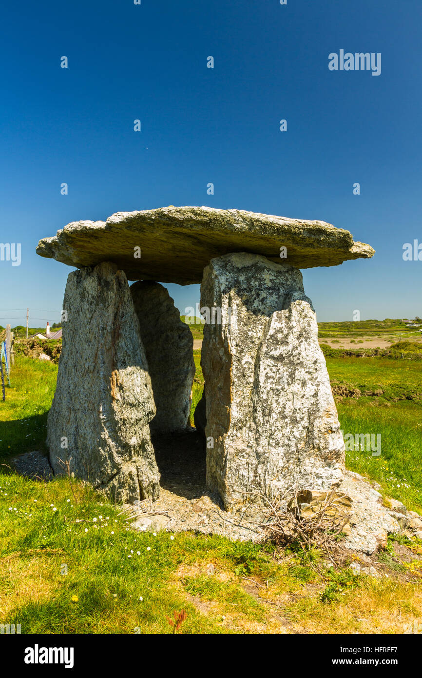 Wahrscheinlich ist eine Torheit dieses scheinbare Grabkammer in Rhoscolyn, Anglesey, Wales, Vereinigtes Königreich, Europa Stockfoto