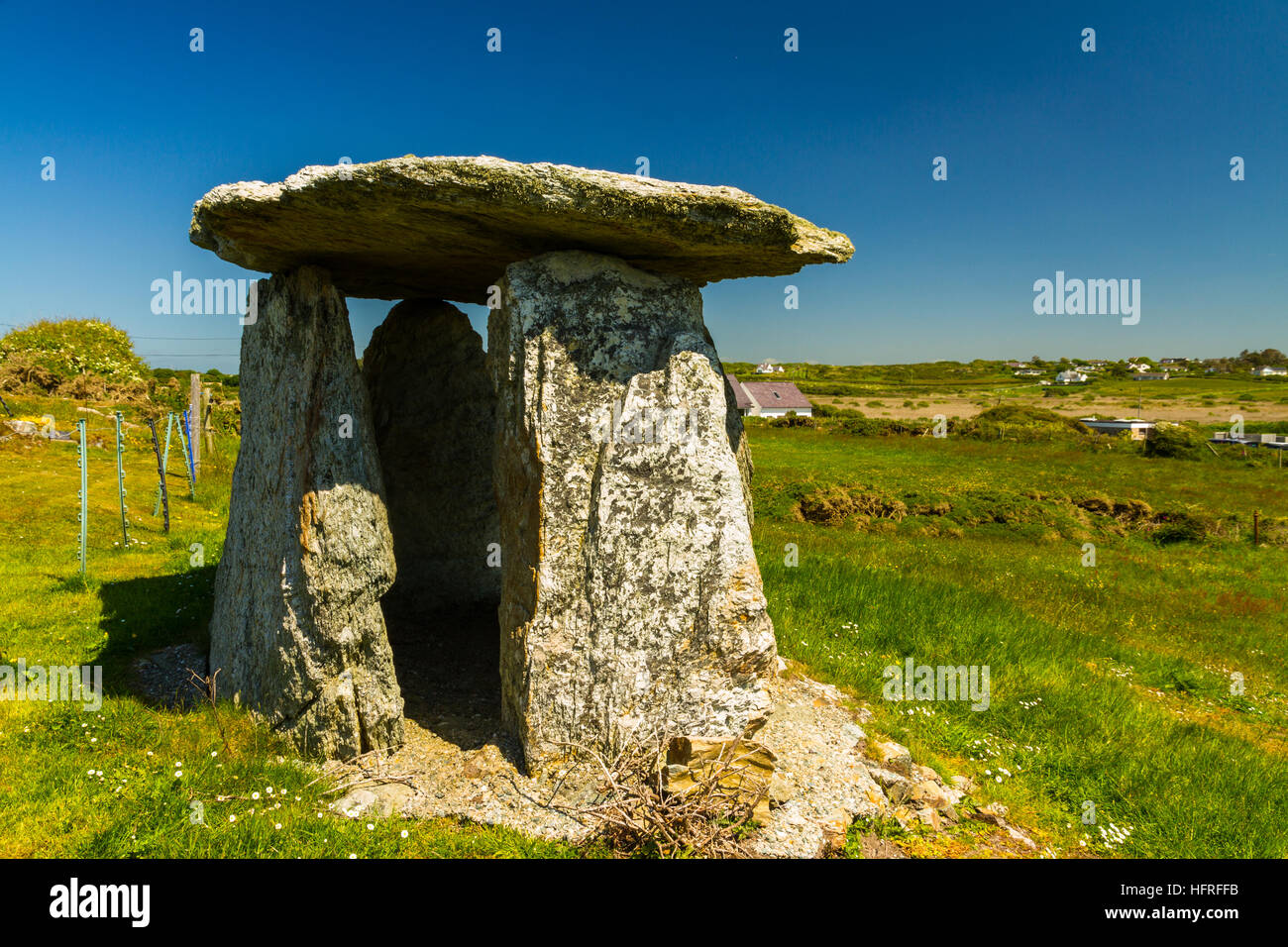 Wahrscheinlich ist eine Torheit dieses scheinbare Grabkammer in Rhoscolyn, Anglesey, Wales, Vereinigtes Königreich, Europa Stockfoto