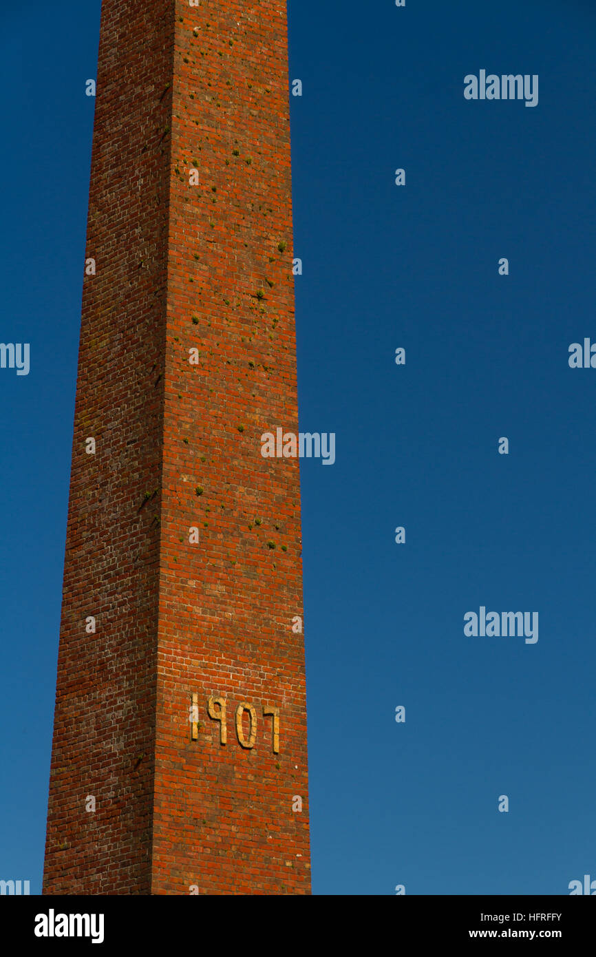 Alte Kamin oder Schornstein gegen blauen Himmel. Cemaes Ziegelei, Anglesey, Wales, Vereinigtes Königreich, Europa Stockfoto