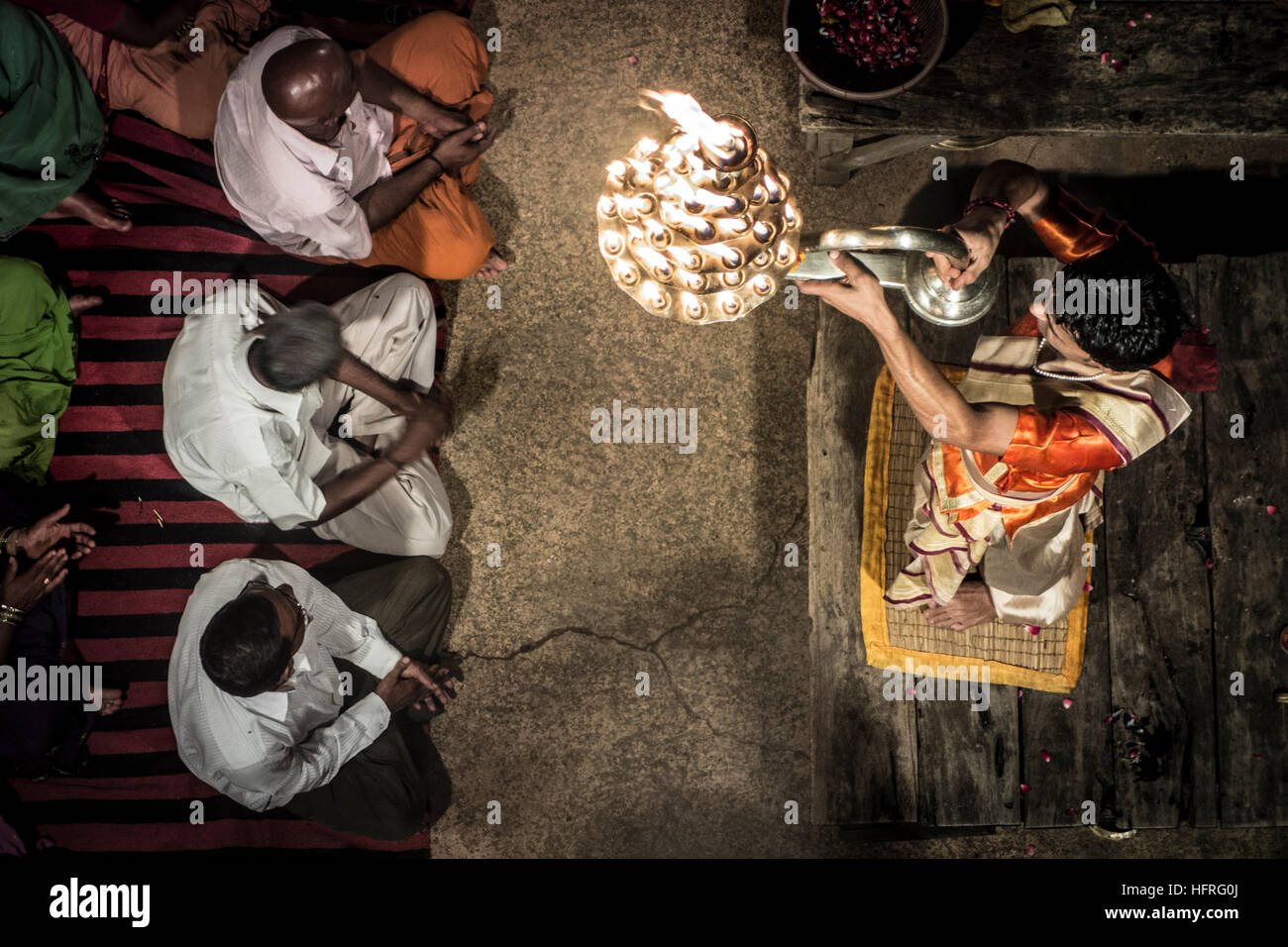 Religiöse Zeremonie in Varanasi, Uttar Pradesh, Indien. Stockfoto