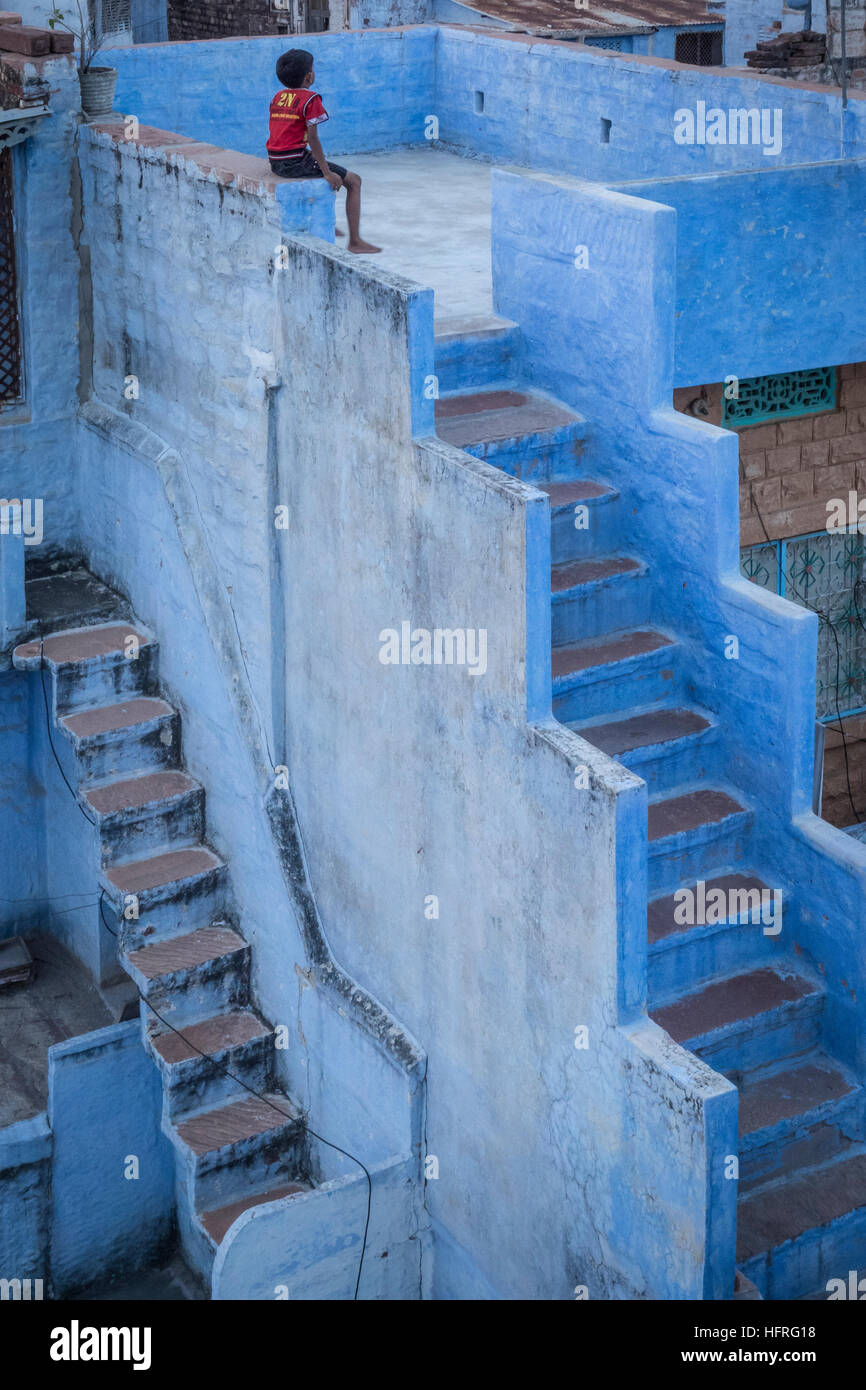 Blaue Treppen in die blaue Stadt. Jodhpur, Indien. Stockfoto