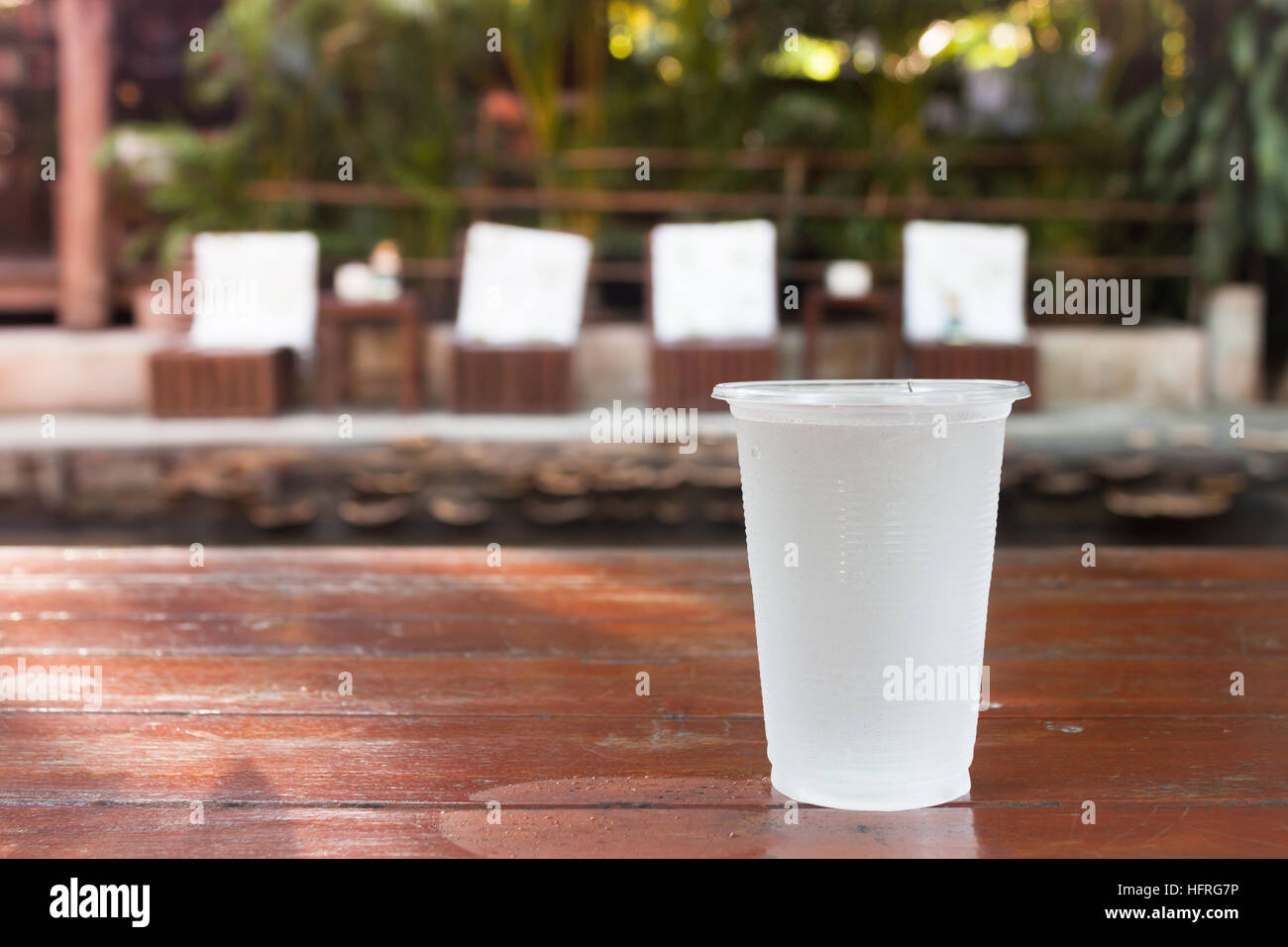 Glas Wasser auf Holztisch, Fotoarchiv Stockfoto