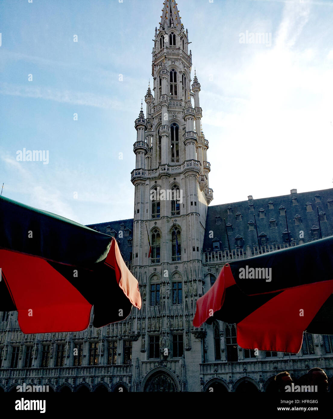 Rote und schwarze Café Regenschirme mit dem Turm des Rathauses, Hotel de Ville in der Grand Place von Brüssel Belgien Stockfoto