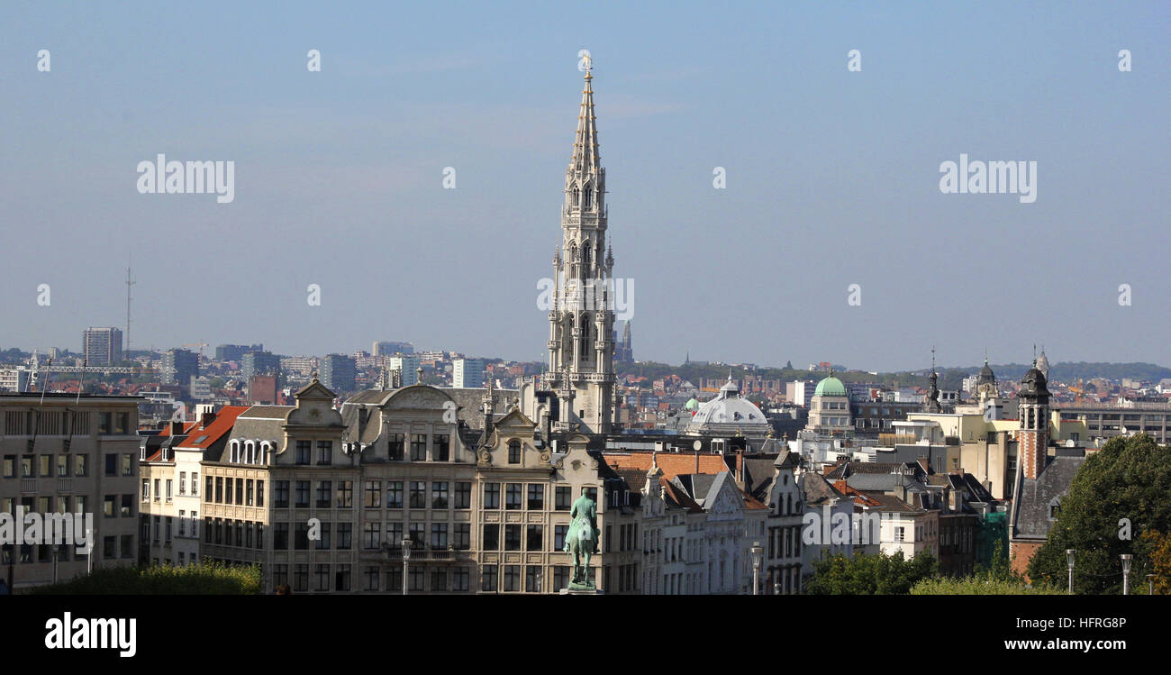 Der Turm des Rathauses in Brüssel, Belgien von der Spitze des Mont des Arts ist einen beeindruckenden Blick Stockfoto