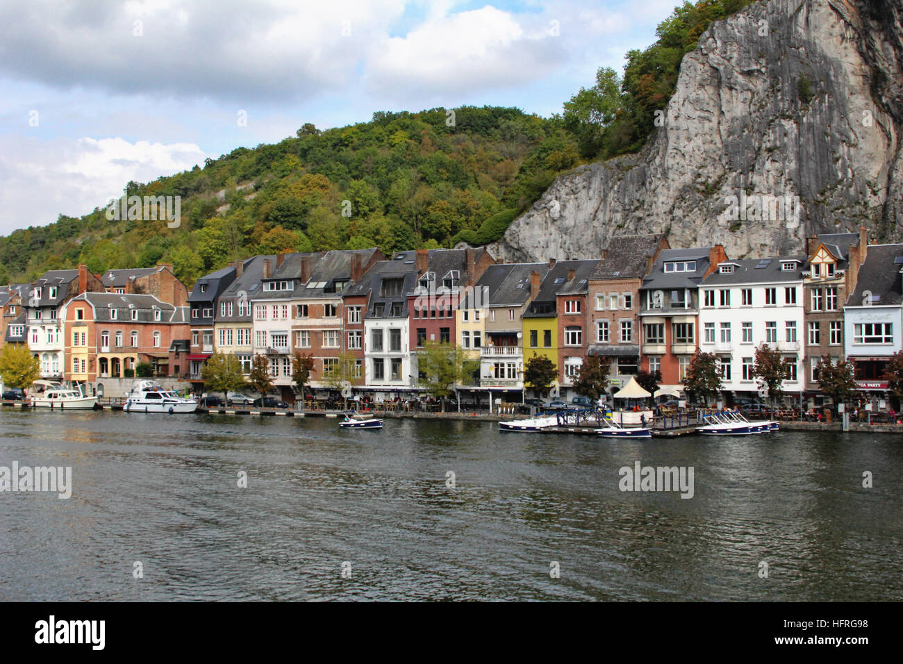 Dinant schmiegt sich an beiden Seiten der Maas in Belgien mit charmanten Architektur, Sehenswürdigkeiten, und Bootfahren Stockfoto