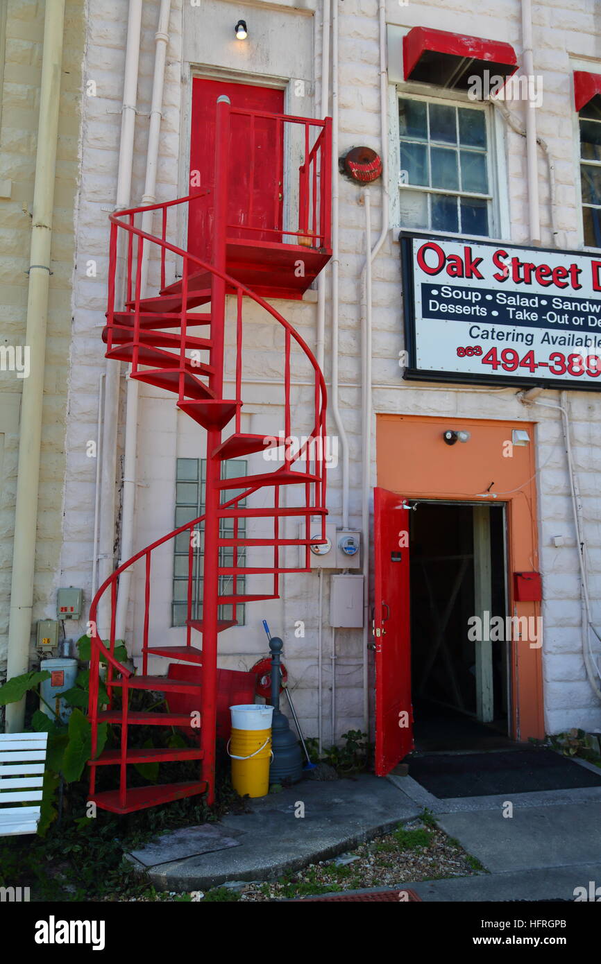 Rote Wendeltreppe auf der Außenseite eines Gebäudes in Arcadia, USA Stockfoto