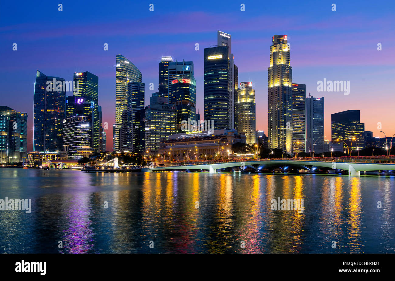Marina Bay in der Nacht in Singapur Stockfoto