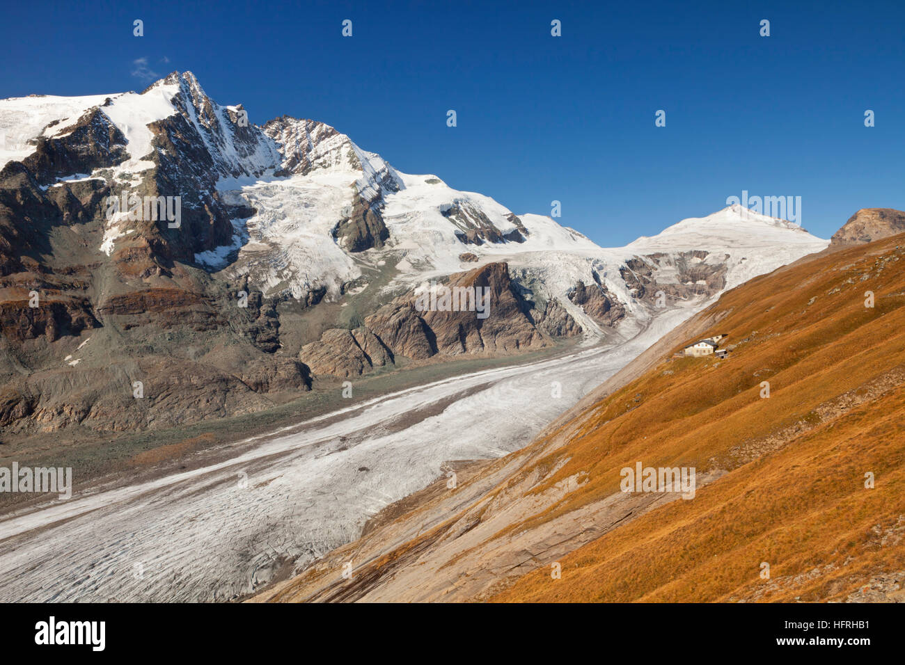 Die Großglockner-Gipfel und Pasterzengletscher im Nationalpark Hohe Tauern in Österreich an einem klaren Tag. Stockfoto