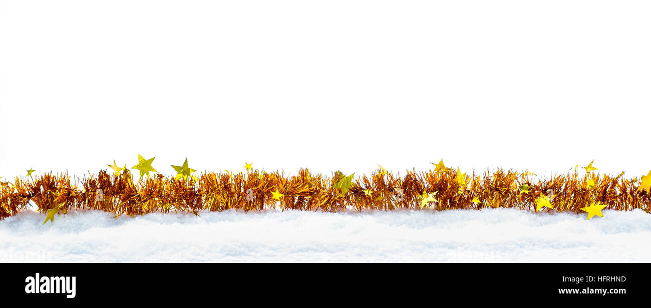 Goldener Kranz mit Sternen als Weihnachtsdekoration, Top isoliert Stockfoto