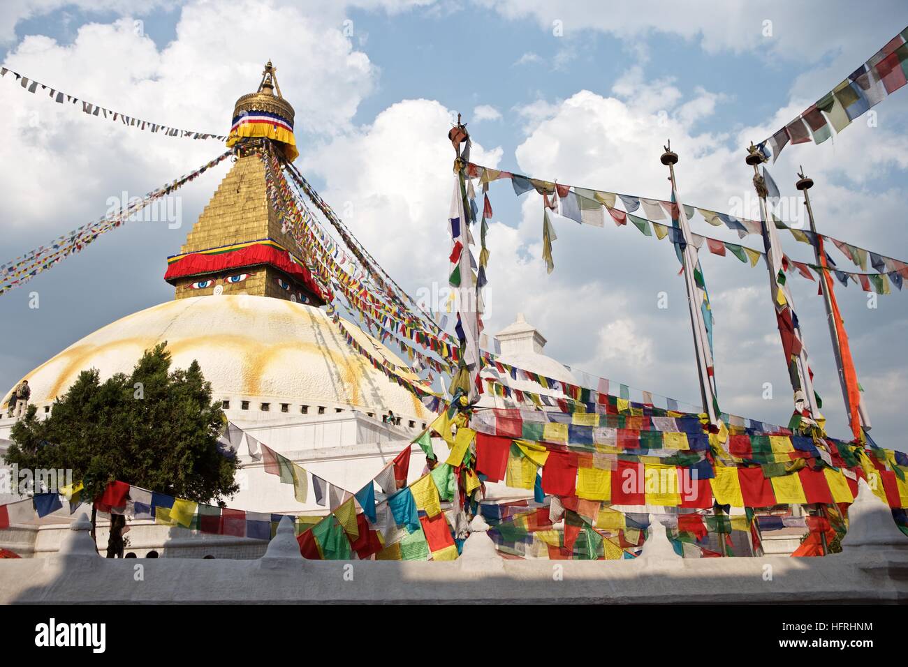 Nepal Kathmandu Asien Bhodinath Tempel weiße Kuppel Gebet Fahnen Farbe Stockfoto