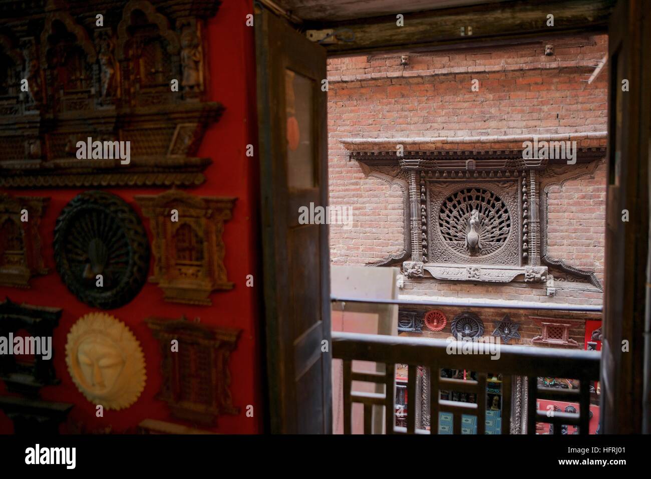 Nepal Kathmandu Asien handgemachtes schnitzen Pfau berühmten traditionellen hölzernen Nahverkehr Abenteuer Toursim Bhaktapur Fensteransicht Stockfoto