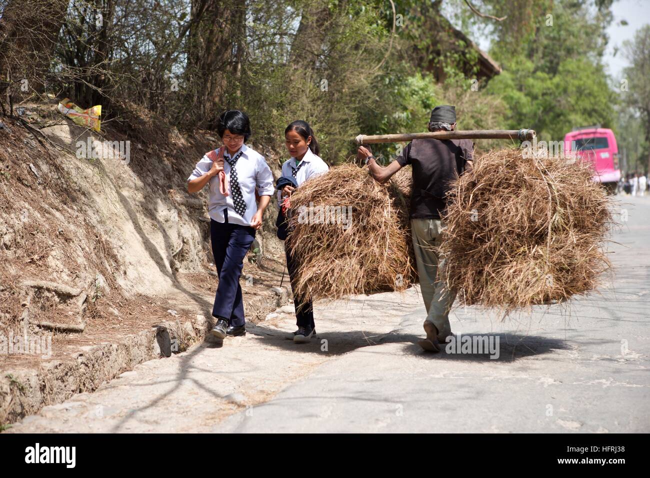 Nepal Kathmandu Asien Mädchen Landwirtschaftsschule mit Stroh Rasen Arbeit Bildung Aufwand Straßenszene candid Stockfoto