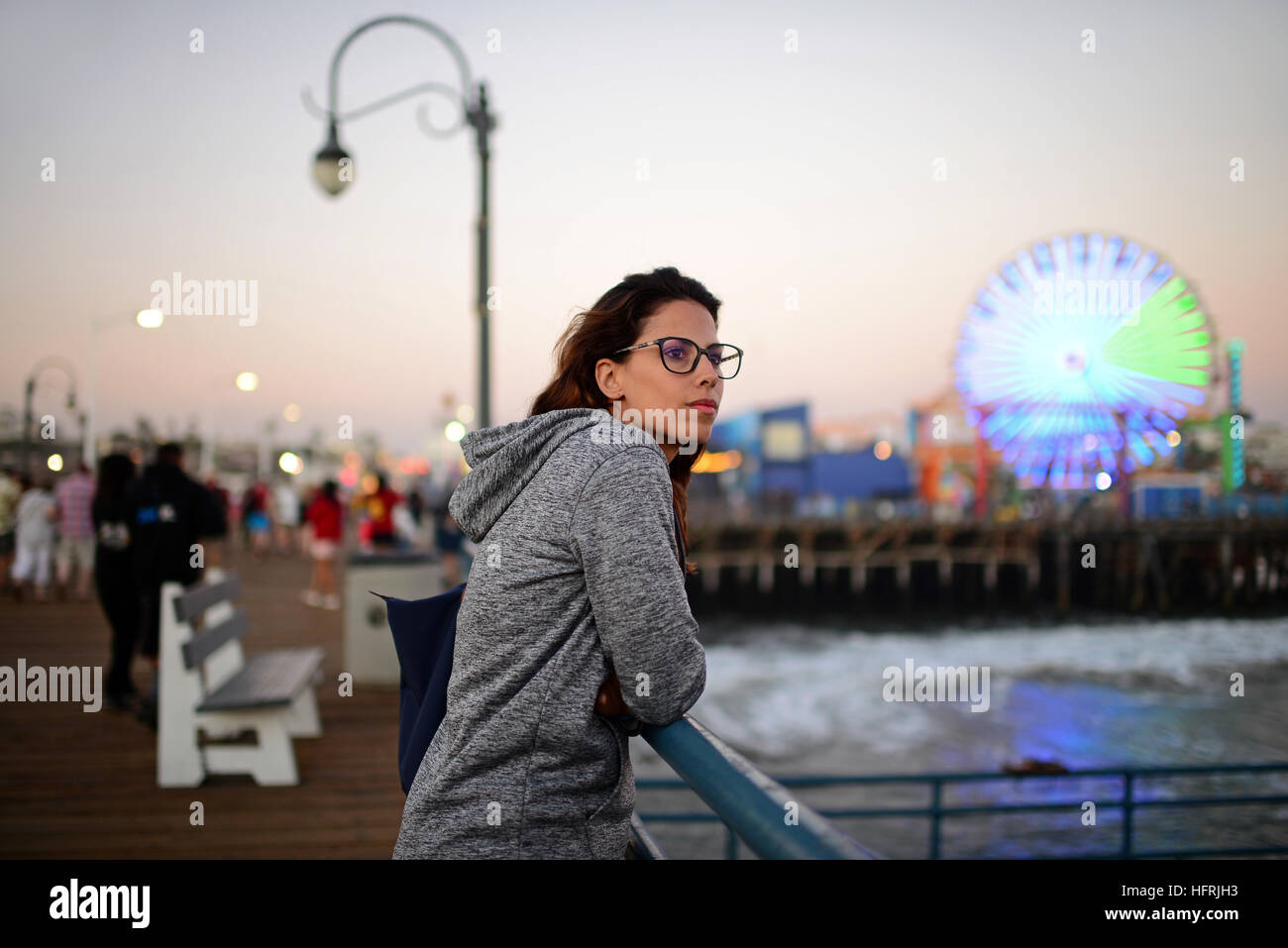 Attraktive junge Frau Entspannung in Santa Monica Pier, Kalifornien. Stockfoto