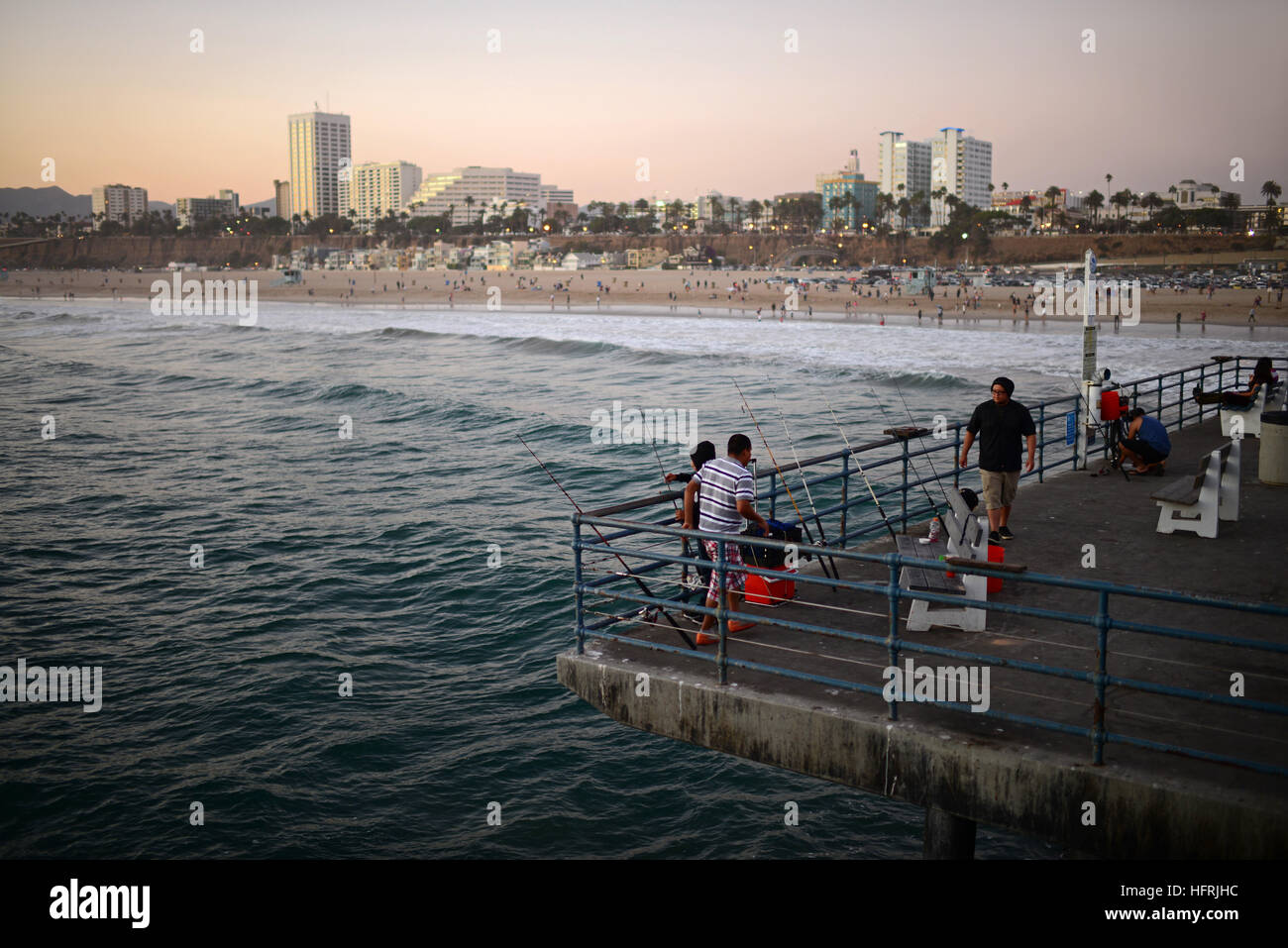 Gruppe von Menschen, die Angeln vom Santa Monica Pier, Kalifornien. Stockfoto