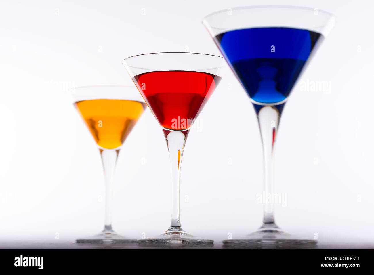 Bunte Cocktails im Martini Gläser Hintergrund. Bar-Werbespots Konzept. Stockfoto
