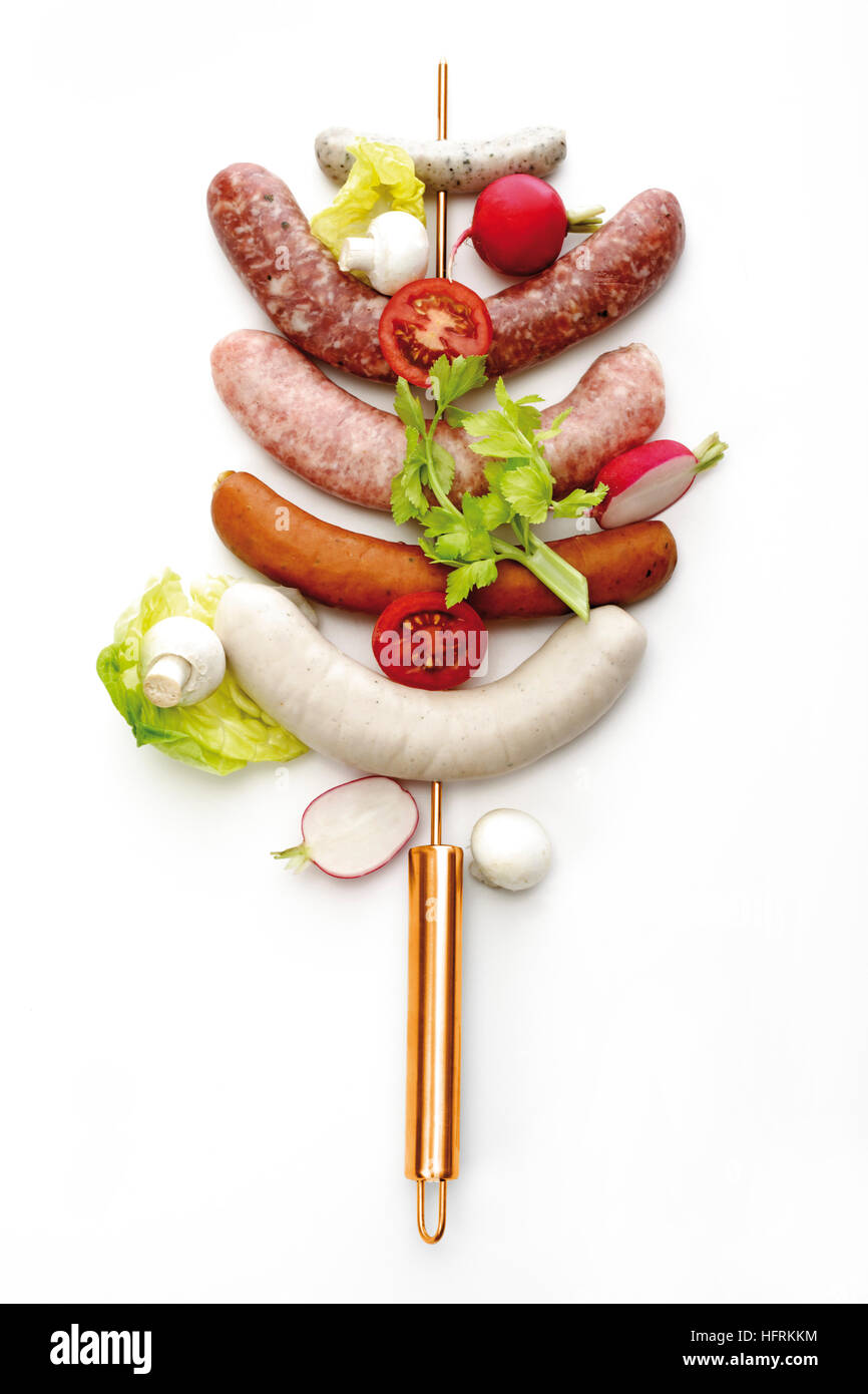 Aufgespießt Bratwurst, verschiedenen Arten von Bratwurst, roh Stockfoto