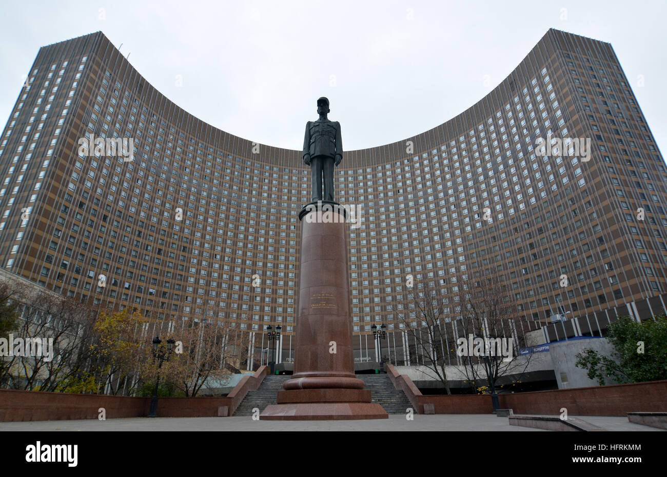 Das Moskauer Kosmos Hotel, gebaut für die Olympischen Spiele 1980, komplett mit Statue von Charles de Gaulle Stockfoto