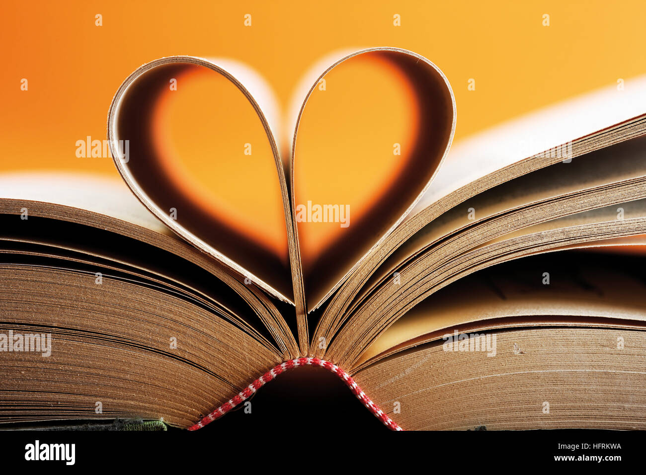 Buch, Seiten, die so geformt, dass ein Herz bilden eröffnet Stockfoto