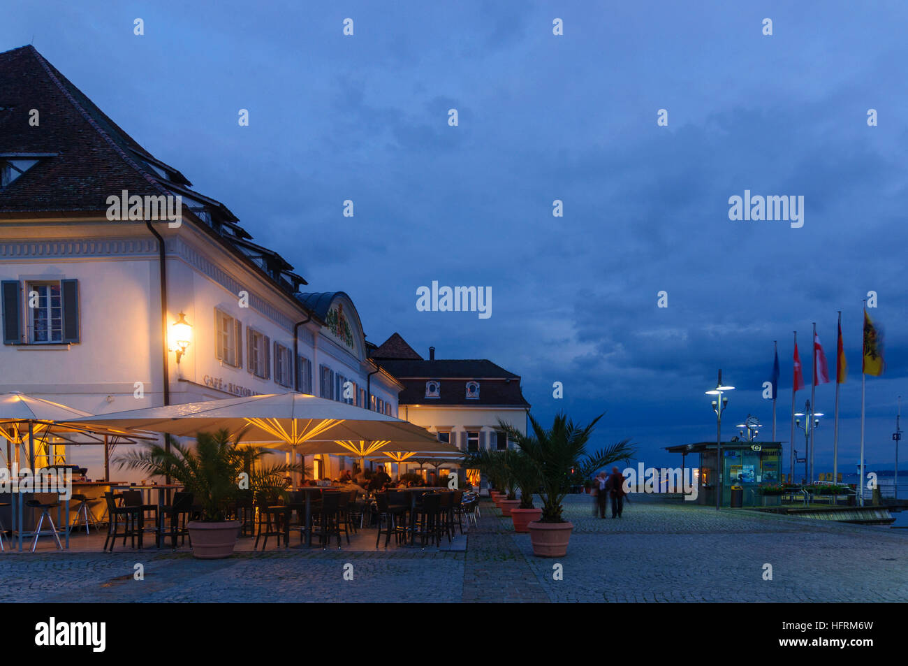 Überlingen: Restaurant auf dem Hafenplatz in der Abenddämmerung, Bodensee, Bodensee, Baden-Württemberg, Deutschland Stockfoto