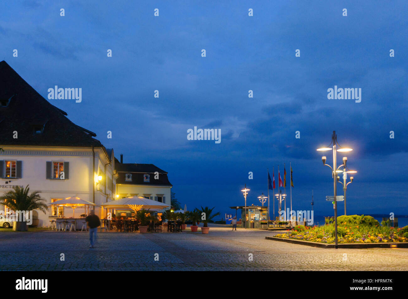 Überlingen: Restaurant auf dem Hafenplatz in der Abenddämmerung, Bodensee, Bodensee, Baden-Württemberg, Deutschland Stockfoto