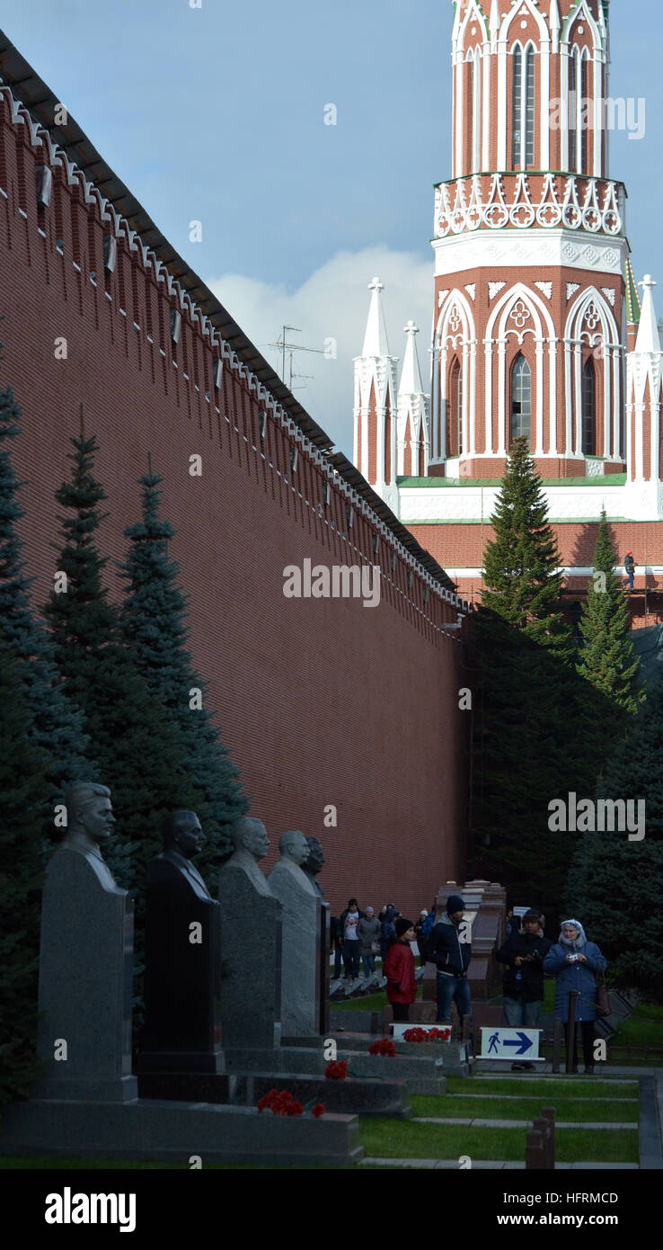 Büsten von berühmten kommunistischen Führern, darunter Stalin und Trotzki neben Lenin Mausoleum, Kreml, Moskau Stockfoto