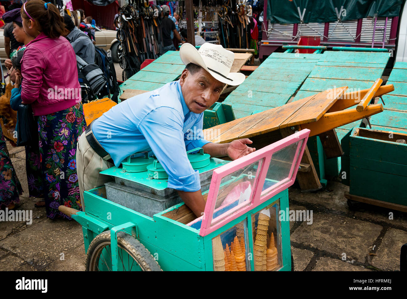 San Cristobal de Las Casas, Mexiko - 10. Mai 2014: ein Mann, der Verkauf von Eis in einem Straßenmarkt in der Stadt von San Cristobal de Las Casas Stockfoto