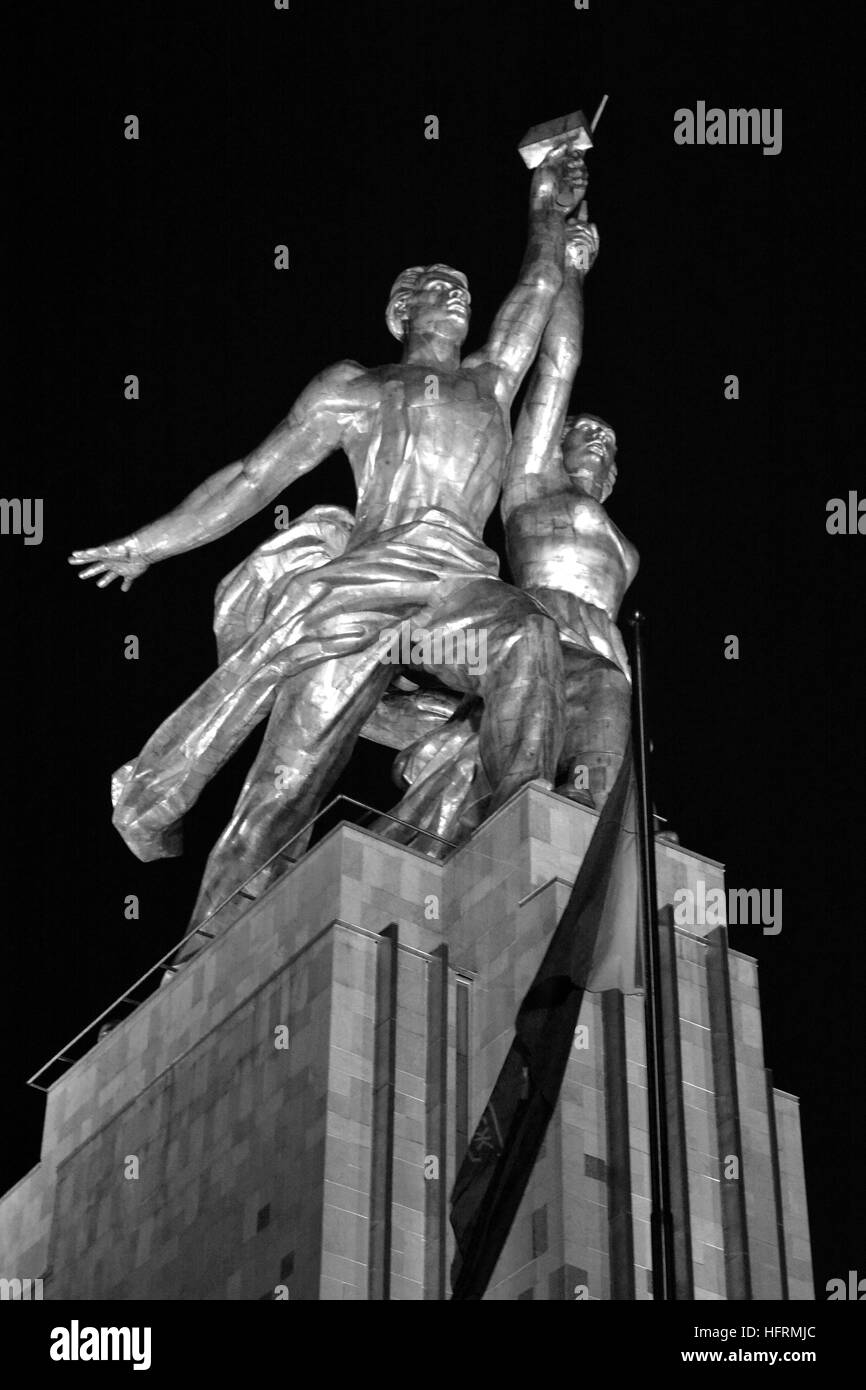 Berühmte Skulptur "Industrielle Arbeiter und Kolchos Girl" von Vera Mukhina von 1937, in der Nacht, Moskau, Oktober 2016 Stockfoto