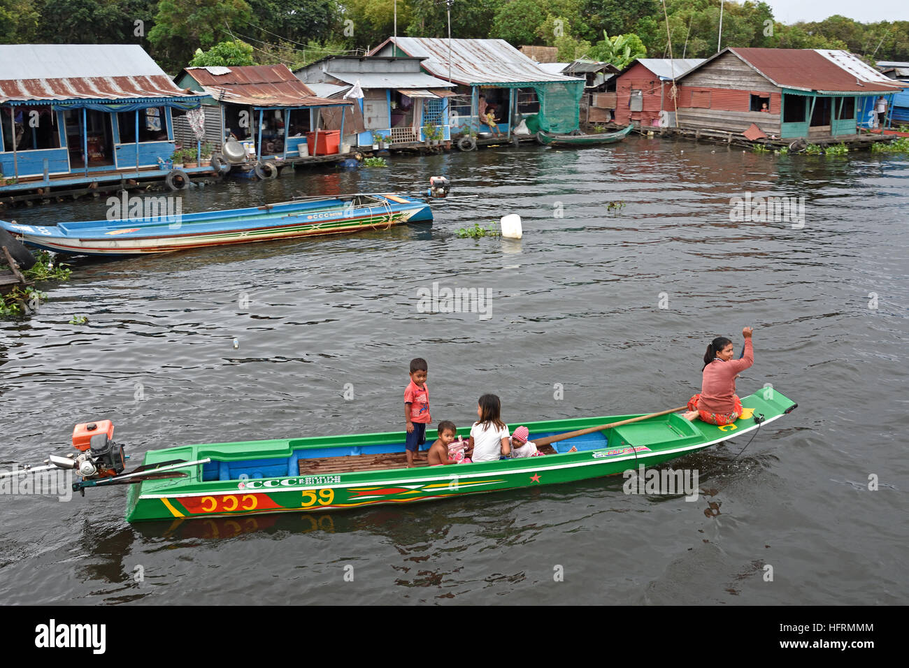 Die Sangkhae - Sangker River Battambang Provinz Cambodia.The Tonle Sap Frischwasser See (reichsten See zum Angeln in der Welt) fließt in den Mekong in Phnom Penh.  Die kambodschanische Bevölkerung hat auch für das einzigartige Ökosystem des Sees mit schwimmenden angepasst (Fischer-Fischerei) Dörfer und gestelzt Häuser. Stockfoto