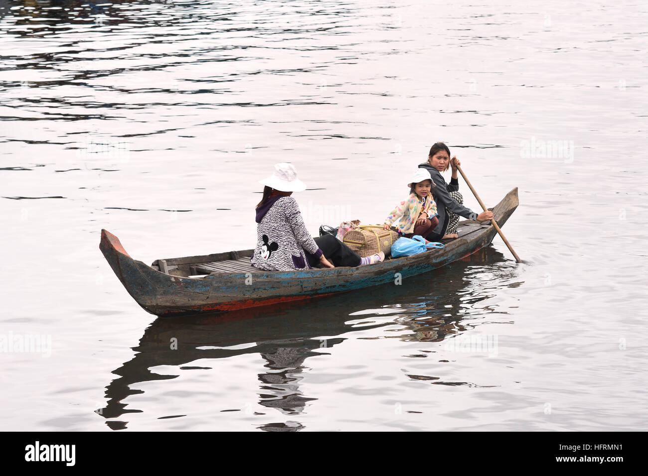 Die Sangkhae - Sangker River Battambang Provinz Cambodia.The Tonle Sap Frischwasser See (reichsten See zum Angeln in der Welt) fließt in den Mekong in Phnom Penh.  Die kambodschanische Bevölkerung hat auch für das einzigartige Ökosystem des Sees mit schwimmenden angepasst (Fischer-Fischerei) Dörfer und gestelzt Häuser. Stockfoto