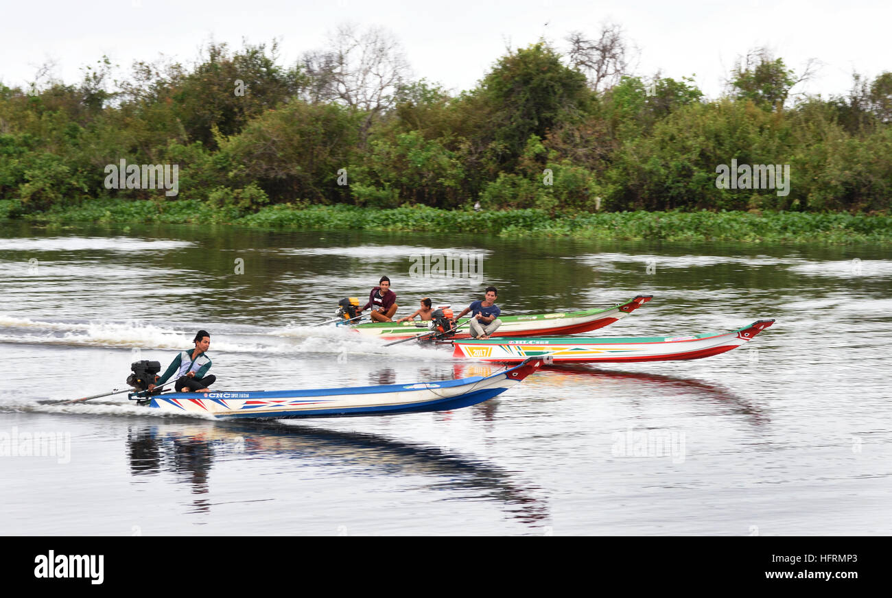 Bootsrennen junge Männer auf der Sangkhae - Sangker River Battambang Provinz Cambodia.The Tonle Sap Frischwasser See (reichsten See zum Angeln in der Welt) fließt in den Mekong in Phnom Penh die kambodschanische Bevölkerung hat auch für das einzigartige Ökosystem des Sees mit schwimmenden angepasst (Fischer-Fischerei) Dörfer und gestelzt Häuser. Stockfoto