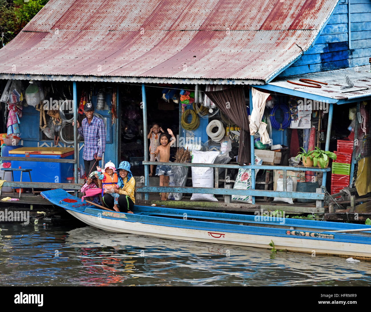 Die Sangkhae - Sangker River Battambang Provinz Cambodia.The Tonle Sap Frischwasser See (reichsten See zum Angeln in der Welt) fließt in den Mekong in Phnom Penh.  Die kambodschanische Bevölkerung hat auch für das einzigartige Ökosystem des Sees mit schwimmenden angepasst (Fischer-Fischerei) Dörfer und gestelzt Häuser. Stockfoto