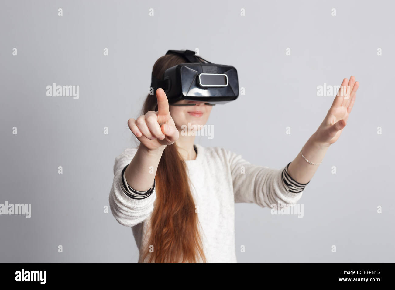 Wählen Sie die Option im Menü mit virtuellen Brille Stockfoto